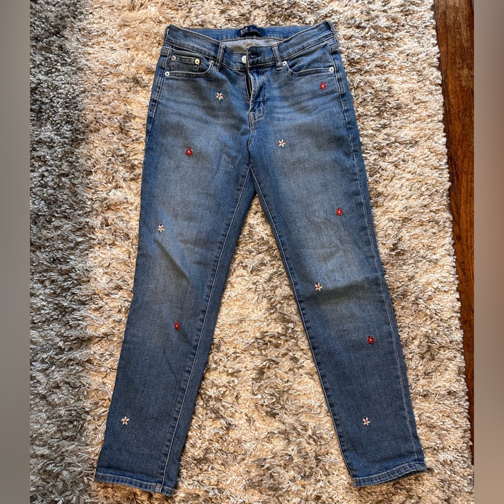 Gap girlfriend mid rise, loose fit embroidered jeans, Size 25(27 fit)